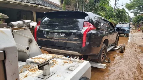Dishub Derek Mobil yang Rusak Terendam Banjir - GenPI.co