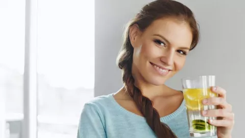 Sekarang Adalah Waktu Paling Pas Minum Air Lemon, ini Sebabnya - GenPI.co