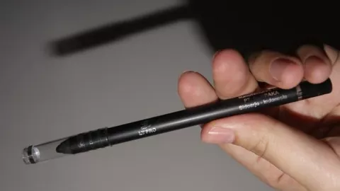 6 Eyeliner Murah Meriah, Bikin Mata Cantik Ala Ariana Grande - GenPI.co