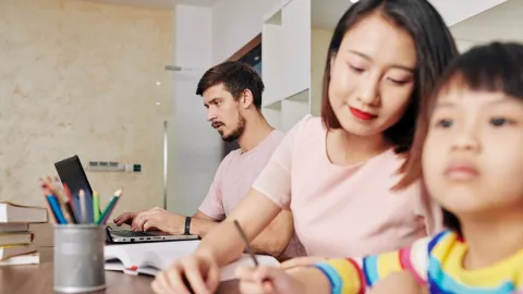 Kerja dari Rumah? Begini Caranya Agar Anak Tidak Mengganggu - GenPI.co