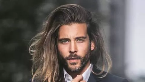 5 Cara Bikin Rambut Gondrong Lebih Halus - GenPI.co