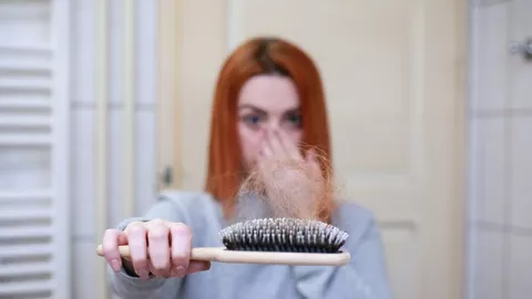Ladies, Waspadai Penyebab Umum Kerontokan Rambut - GenPI.co