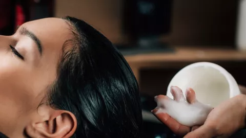 3 Kesalahan yang Membuat Rambut Makin Berminyak - GenPI.co