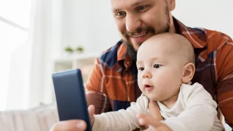 Kerap Unggah Foto Anak di Medsos? Bahaya mengintai - GenPI.co