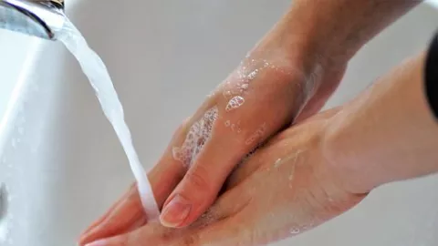 Kulit Kering Akibat Sering Mencuci Tangan? Begini Mengatasinya - GenPI.co
