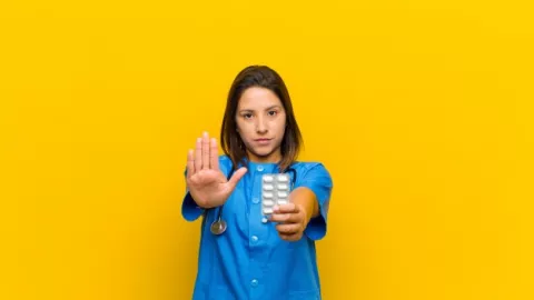 Perhatian, Jangan pernah Menenggak Obat dengan Minuman ini - GenPI.co