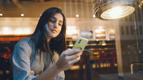 Susah Move On, 3 Zodiak Ini Masih Suka Baca Chat dari Mantannya - GenPI.co