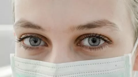 Hati-Hati, Pakai Makeup Saat Gunakan Masker Ternyata Berbahaya  - GenPI.co