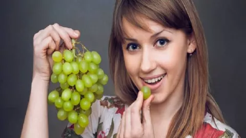 Bunda, Si Kecil Kasih Buah Anggur Biar Cerdas - GenPI.co