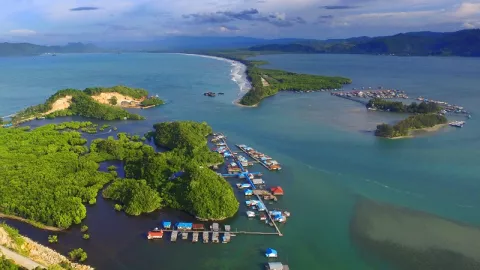 Kampung Laut Enggros, Destinasi Unik di Jayapura, Papua - GenPI.co