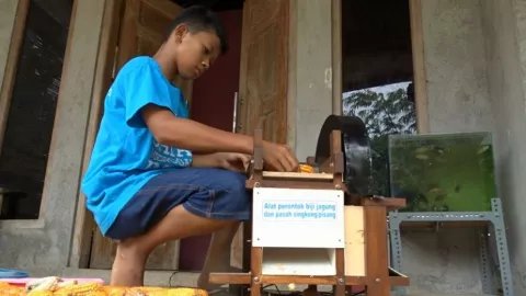 Bocah SD Ahli Mesin, Sukses Bikin Alat Perontok Biji Jagung - GenPI.co