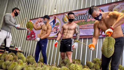 Dijaga Pria-Pria Tampan, Toko Durian di Thailand Laris Manis - GenPI.co