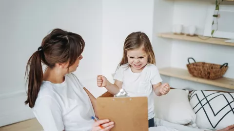 7 Tips Ampuh Menenangkan Anak yang Ngamuk Tak Keruan - GenPI.co