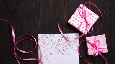 Teman Kantor Nikah, Kasih kado Apa Yah? - GenPI.co