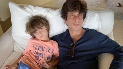 Merinding! Putra Bungsu Shahrukh Khan Fasih Lafalkan Bacaan Salat - GenPI.co