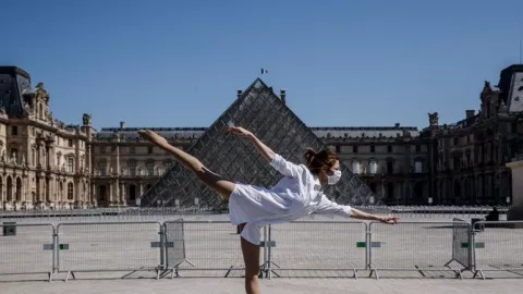Koreografer Suriah Menari dengan Latar Kota Paris yang Lengang - GenPI.co