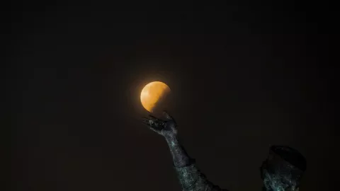 Semoga Malam ini Langit Cerah, Ada Gerhana Bulan Panumbra - GenPI.co