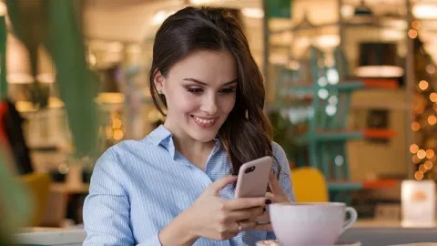 3 Zodiak yang Tak Bisa Lepas dari Ponselnya - GenPI.co