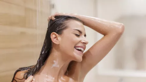 8 Kesalahan Saat Mandi, Yakin Sudah Melakukannya dengan Benar? - GenPI.co