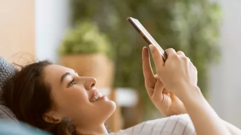 Gabut Saat Karantina, 3 Zodiak ini Malah Chat Mantan - GenPI.co