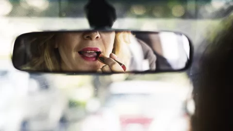 Lipstik Pernah Dilarang Penggunaannya di Inggris - GenPI.co