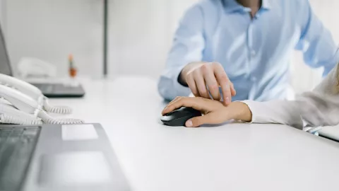 Pacaran dengan Teman Sekantor? Boleh Saja, Tapi… - GenPI.co