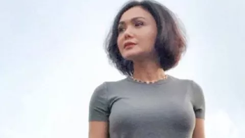 Bak ABG, Intip 4 Gaya Yuni Shara yang Awet Muda - GenPI.co