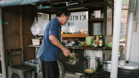 Warung 'Kikil Hot Pak Sis', Legendaris di Cepu Sejak 28 Tahun - GenPI.co