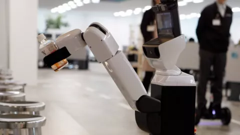 Wisuda di Tengah Pandemi COVID-19, Robot Gantikan Calon Sarjana - GenPI.co