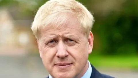 Gejala COVID-19 Memburuk, PM Inggris Dilarikan ke IGD - GenPI.co
