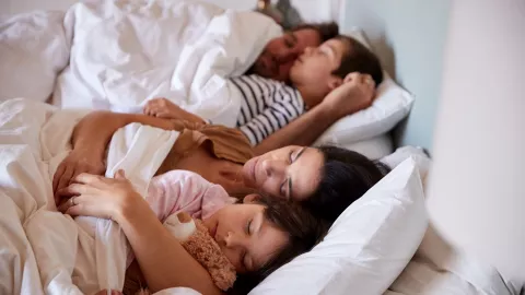 Anak Sudah 5 tahun Tapi Masih Tidur Dengan Ayah Ibu? - GenPI.co