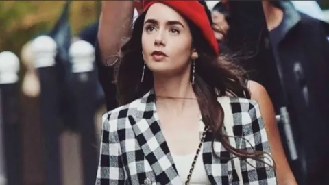 3 OOTD Ala Lily Collins di Emily in Paris Bisa Kamu Tiru - GenPI.co