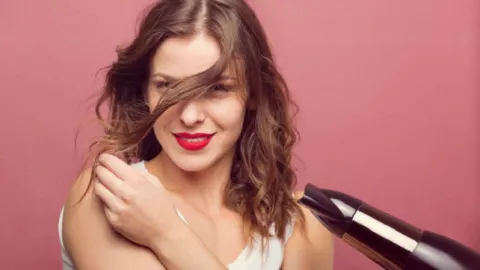 Selain Rontok, 4 Dampak Negatif Terlalu Sering Memakai Hair Dryer - GenPI.co