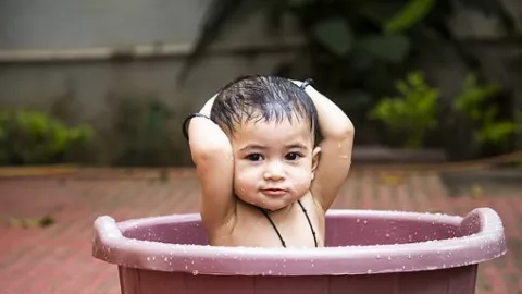 Lakukan 3 Tips Ini untuk Membujuk yang Anak Susah Mandi - GenPI.co