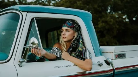 Terlihat Seksi, 3 Alasan Wanita Wajib Mengendarai Mobil Manual - GenPI.co