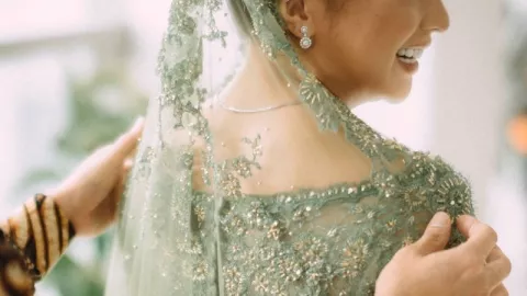 Berlapis Kristal, Ini Makna Kebaya Lamaran Nikita Willy - GenPI.co