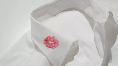 Bersihkan Noda Lipstik di Baju Gampang Banget, Nih Caranya! - GenPI.co