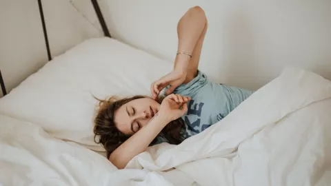 4 Manfaat Ngulet Bagi Kesehatan Tubuh Setelah Bangun Tidur  - GenPI.co