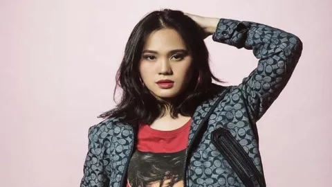 Sheryl Sheinafia Paling Jago Pasang Bulu Mata Palsu, Nih Buktinya - GenPI.co