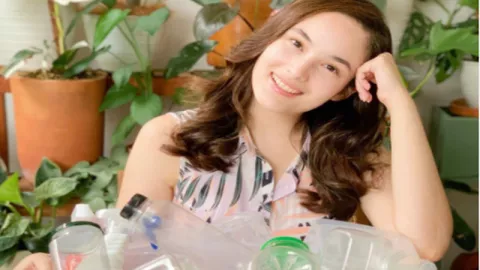Selama Pandemi Chelsea Islan Hobi Daur Ulang Sampah Plastik - GenPI.co
