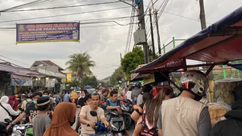 Takut Corona, Warga Tetap Berburu Takjil di Jalan - GenPI.co