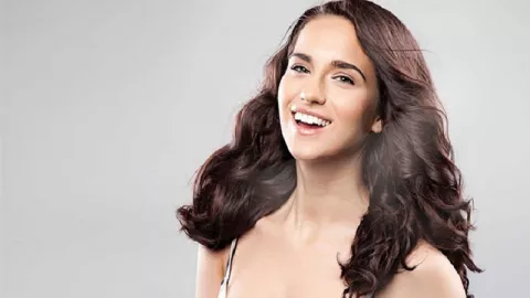 3 Tips Merawat Rambut Hitam Berkilau - GenPI.co