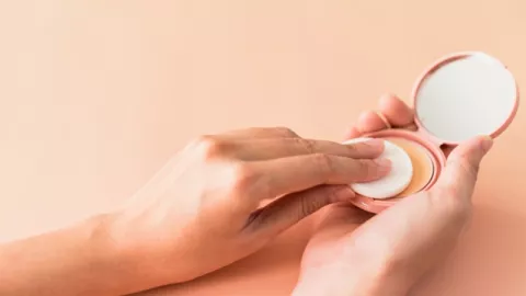 3 Kesalahan Memakai Bedak yang Tak Boleh Dibiasakan - GenPI.co