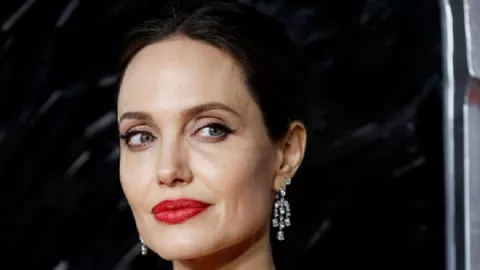 Angelina Jolie Jadi Incaran Ratu Elisabeth II, Ada Apa? - GenPI.co