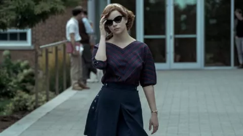 Sontek Outfit Timeless Beth Harmon di Film The Queens Gambit - GenPI.co
