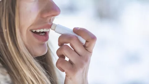 Wajib Tahu! 3 Cara Menghidari Bibir jadi Hitam - GenPI.co