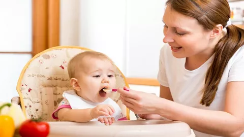Ini Usia yang Tepat Memberikan MPASI Pada si Kecil - GenPI.co