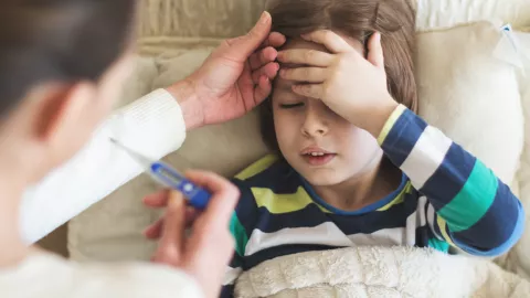 4 Penyakit Menyerang Anak saat Musim Hujan, Waspada Moms! - GenPI.co