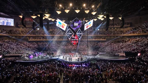Bertabur K-pop Idola, 4 Tips Nonton MAMA 2020 dengan Nyaman - GenPI.co