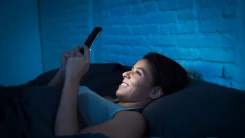 Bahaya, Keseringan Main Smartphone Bisa Kena Sindrom Ini - GenPI.co
